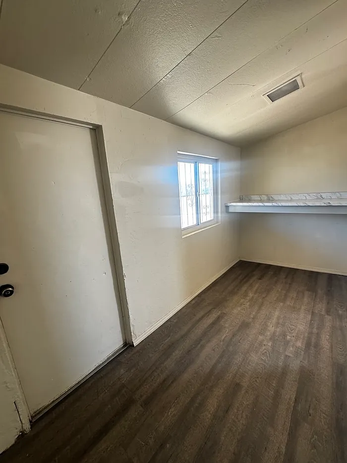 3 bed, 1.5 bath, $1,300 — Photo 4