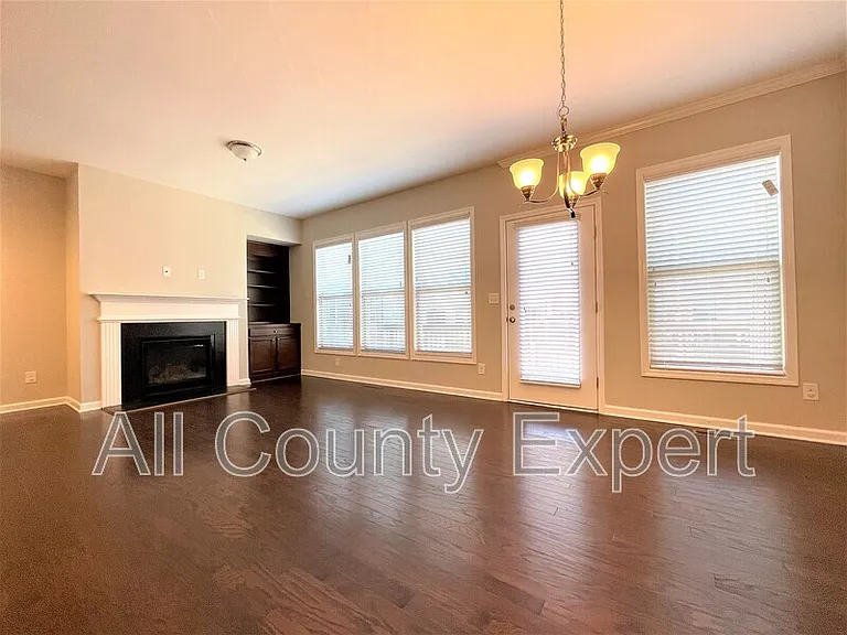 912 Rose Way — Photo 12