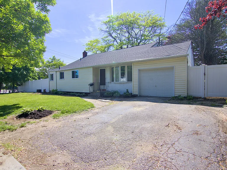 126 Nelson St — Photo 4