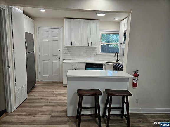 5th image of 281 Marion Ave