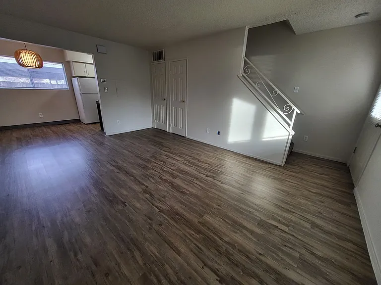210 David St — Photo 2