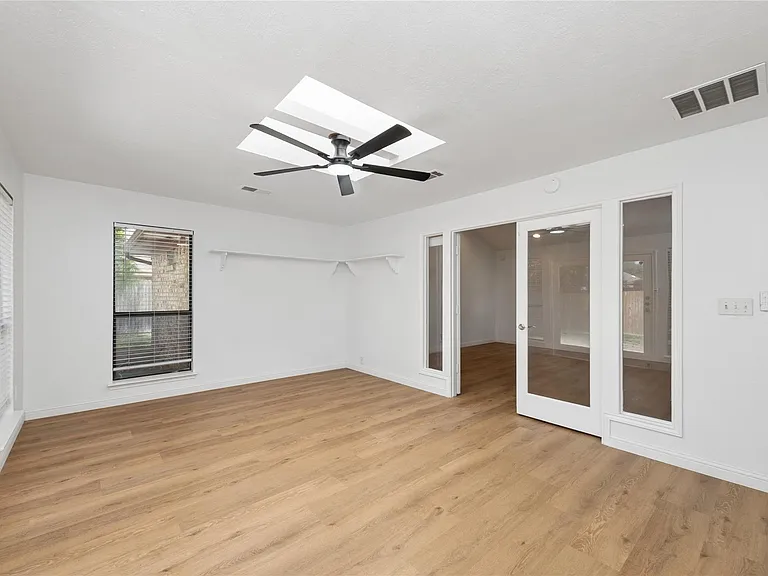 2705 Lawndale Dr — Photo 11