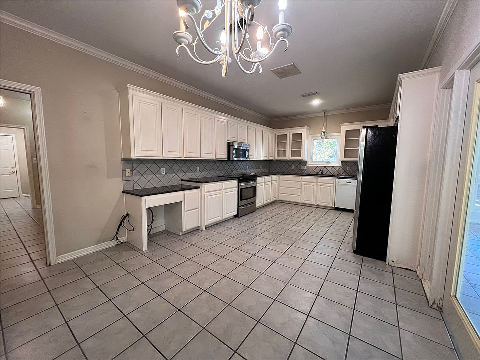 1st image of 610 Robin Hood Ct