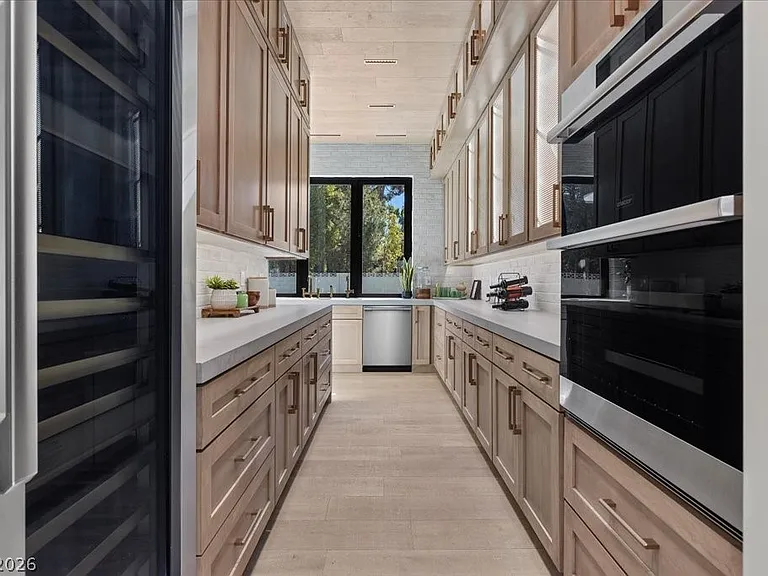 2401 Driftwood Dr — Photo 36