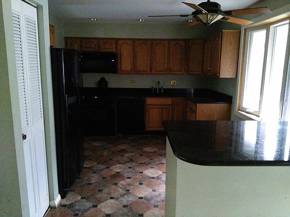 Modern Eat-In Kitchen w/Granite Counter Tops