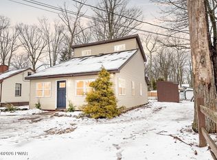 132 E Balsam Rd, Greentown, PA 18426