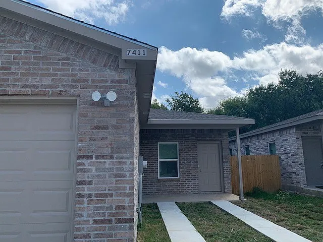 Nice 3 Bedroom, 2 Full Bath Duplex Located in SW Ft. Worth. — Photo 1