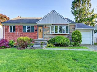 83 Kathleen Dr, Syosset, NY 11791