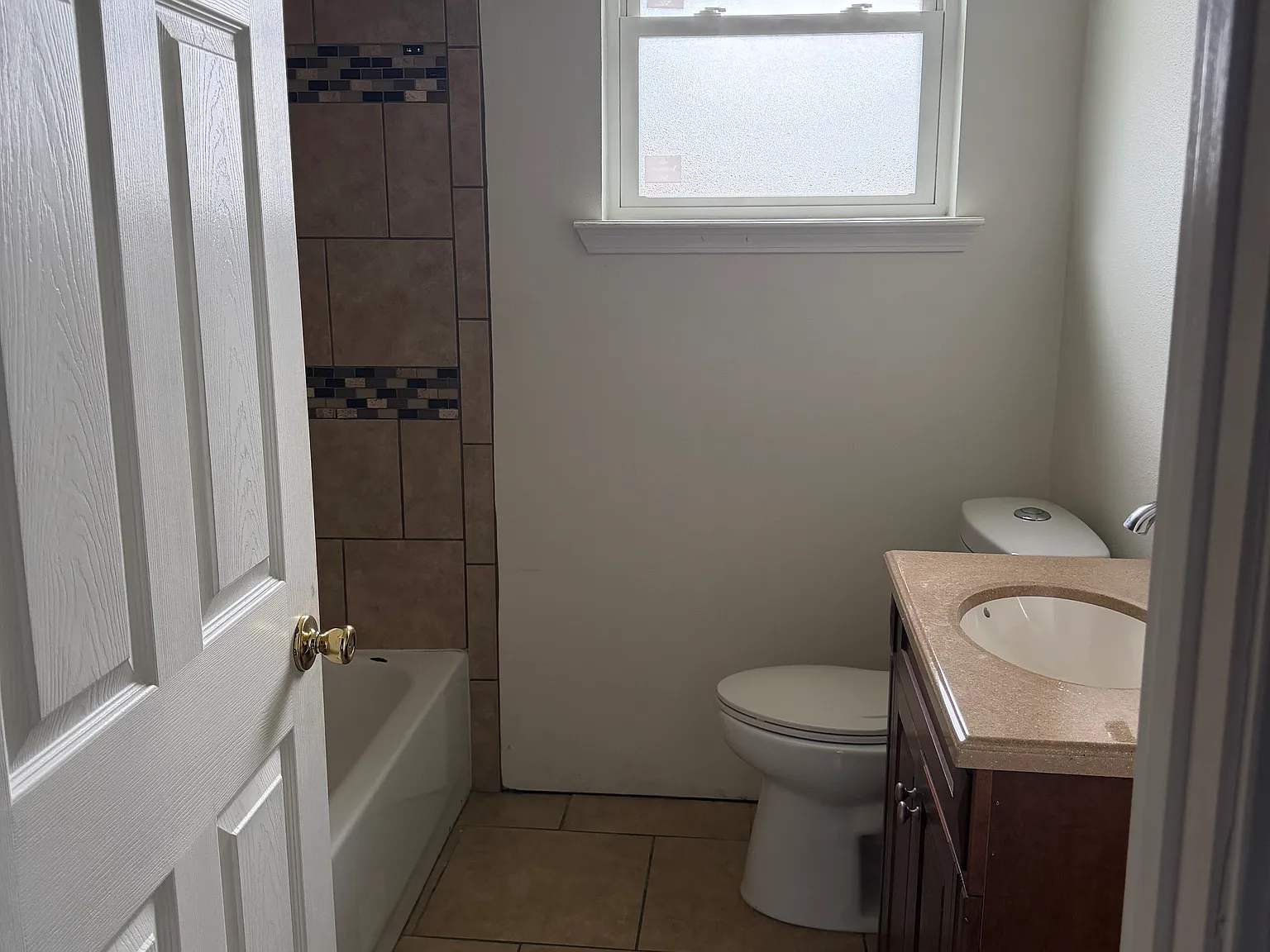 4 bed, 2500 sqft, $2,600 — Photo 4