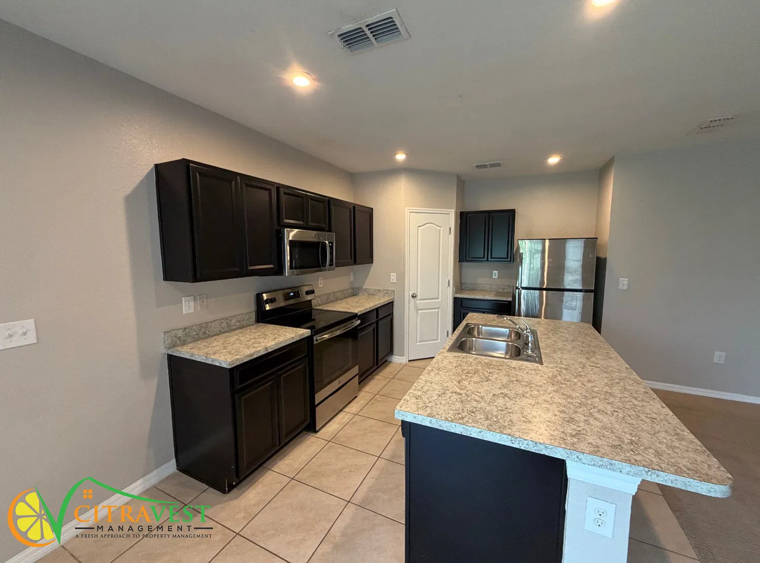 Beautiful 3 Bedroom in Winter Haven Available! — Photo 4