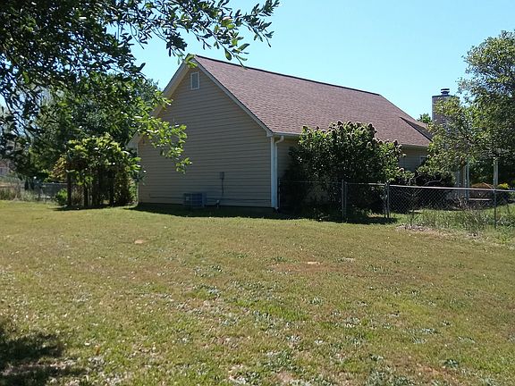 4th image of 1109 Larkspur Dr
