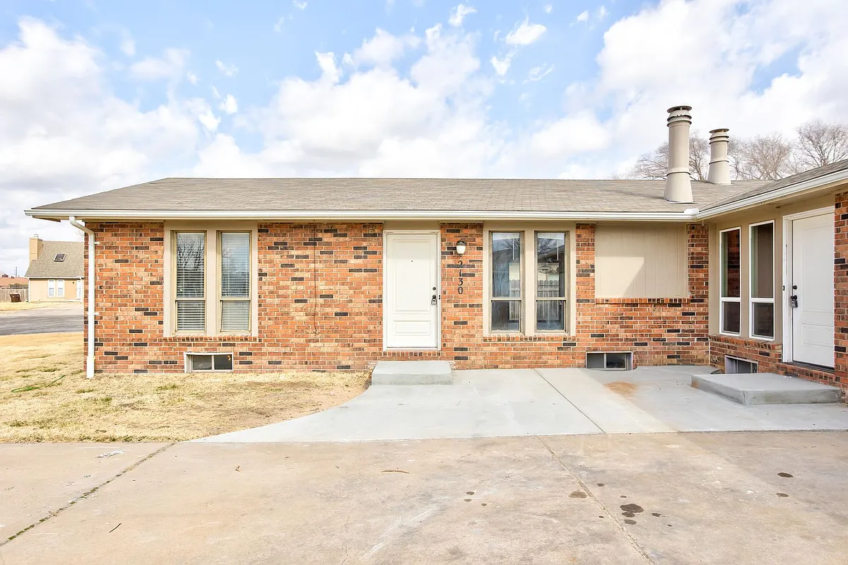 Building Photo - 2130 S White Oak Cir