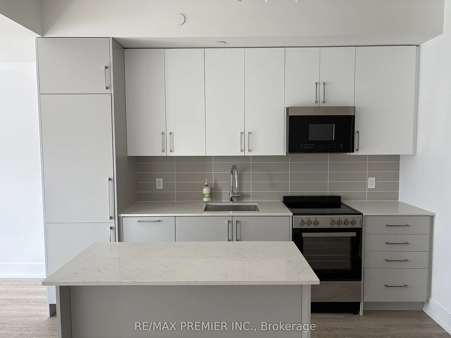 2 bed, $2,600 — Photo 1