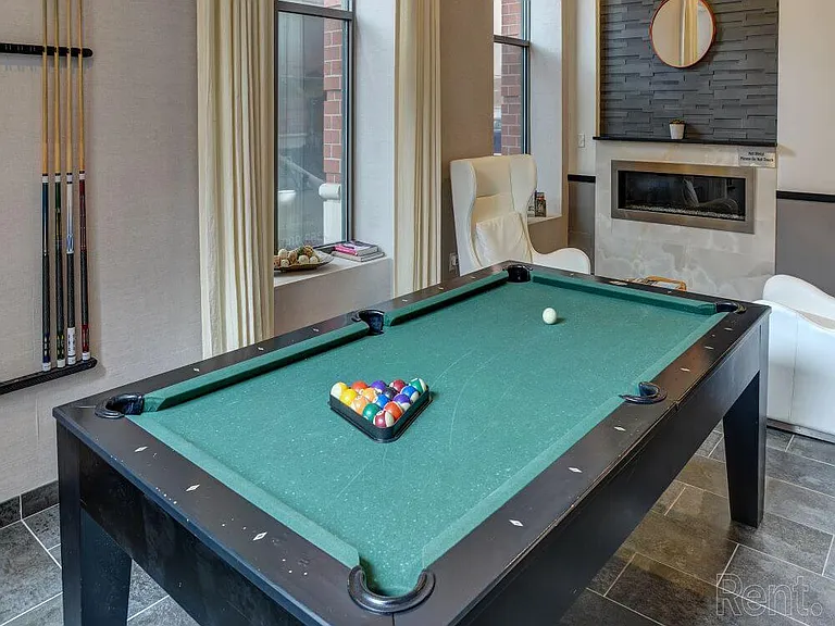 25296_06_hdp_parksquarewest_int_billiard2