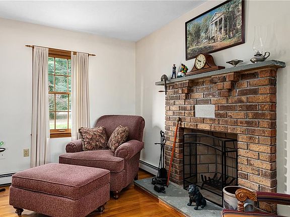3rd image of 926 East Ave