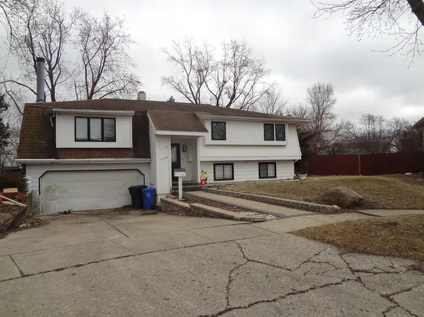 1732 Kingston Cir, Carpentersville, IL 60110
