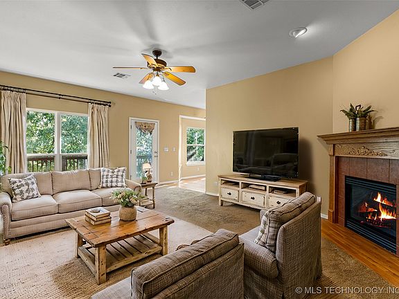 4th image of 1381 Forest Ln