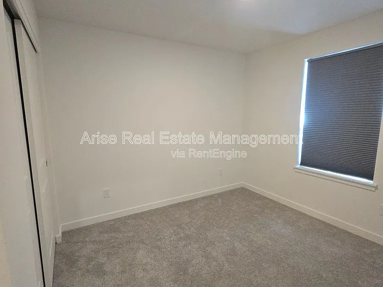 652 NE McCampbell St — Photo 21