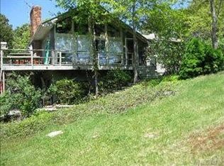 15 Oceanview Rd, Hampton Bays, NY 11946