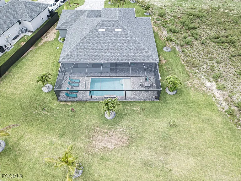 1833 SW 11th Ter — Photo 36