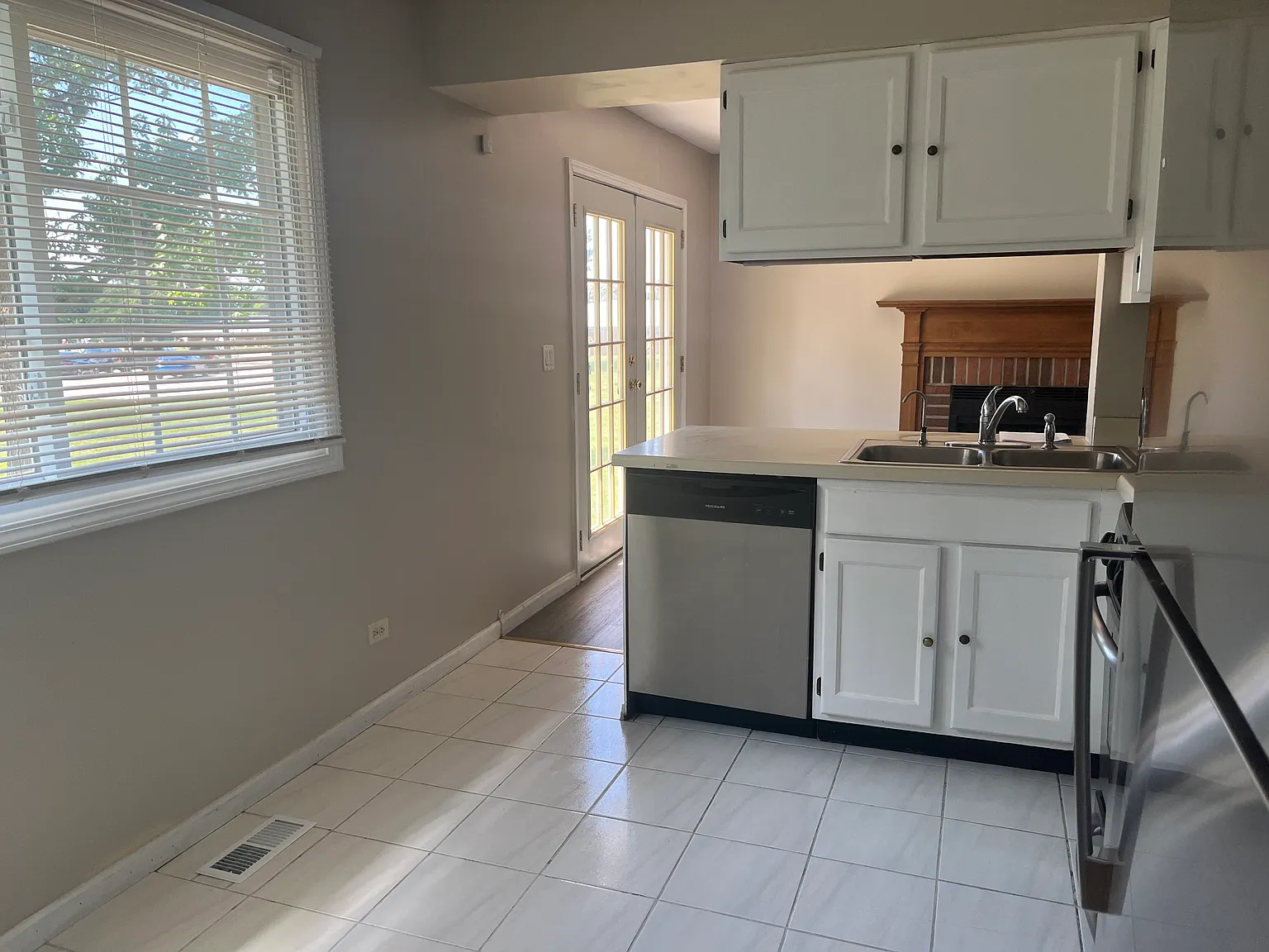 3 bed, 1.5 bath, 1320 sqft, $2,800 — Photo 3