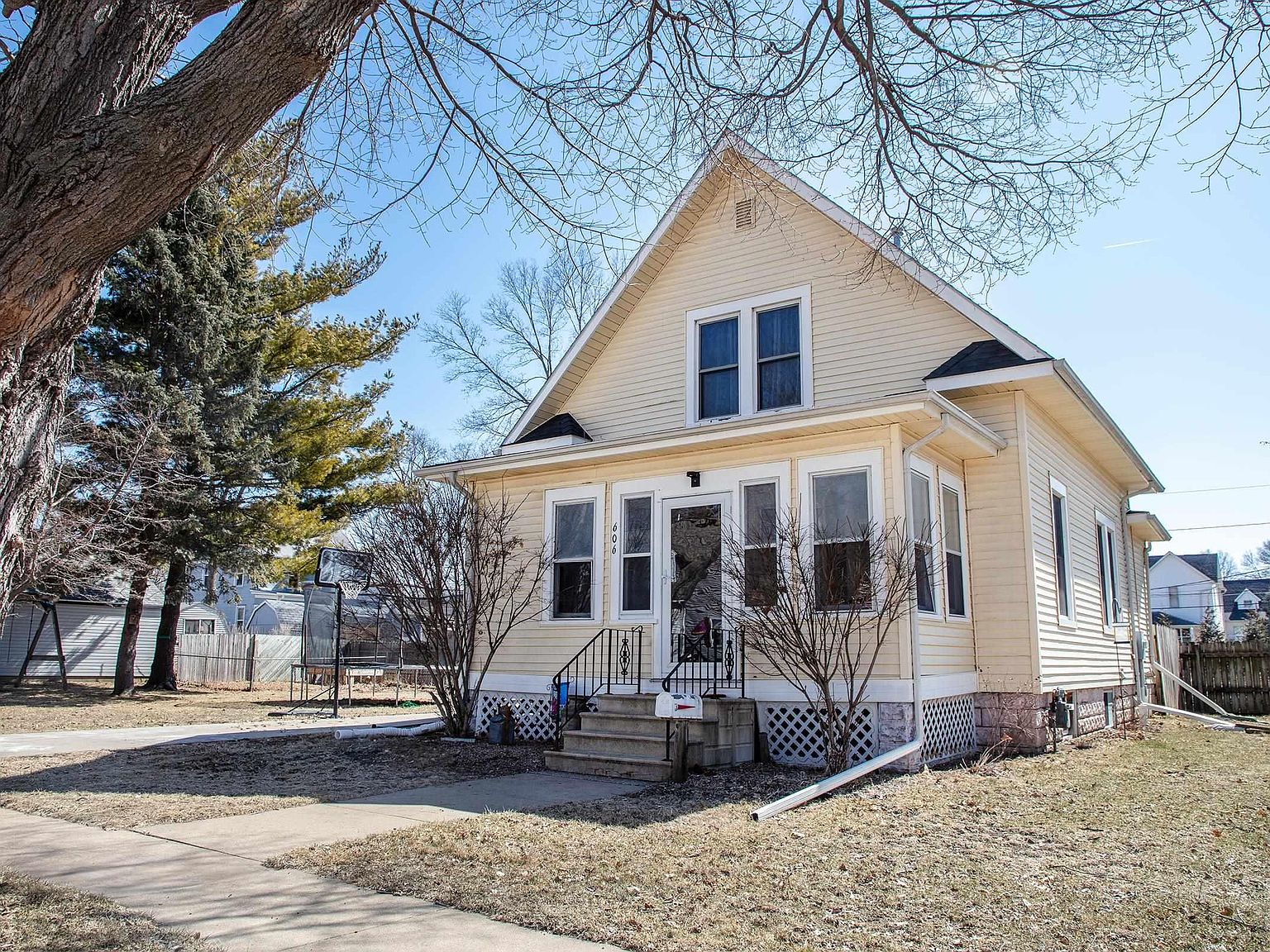 606 1st Ave NE, Waverly, IA 50677 Zillow