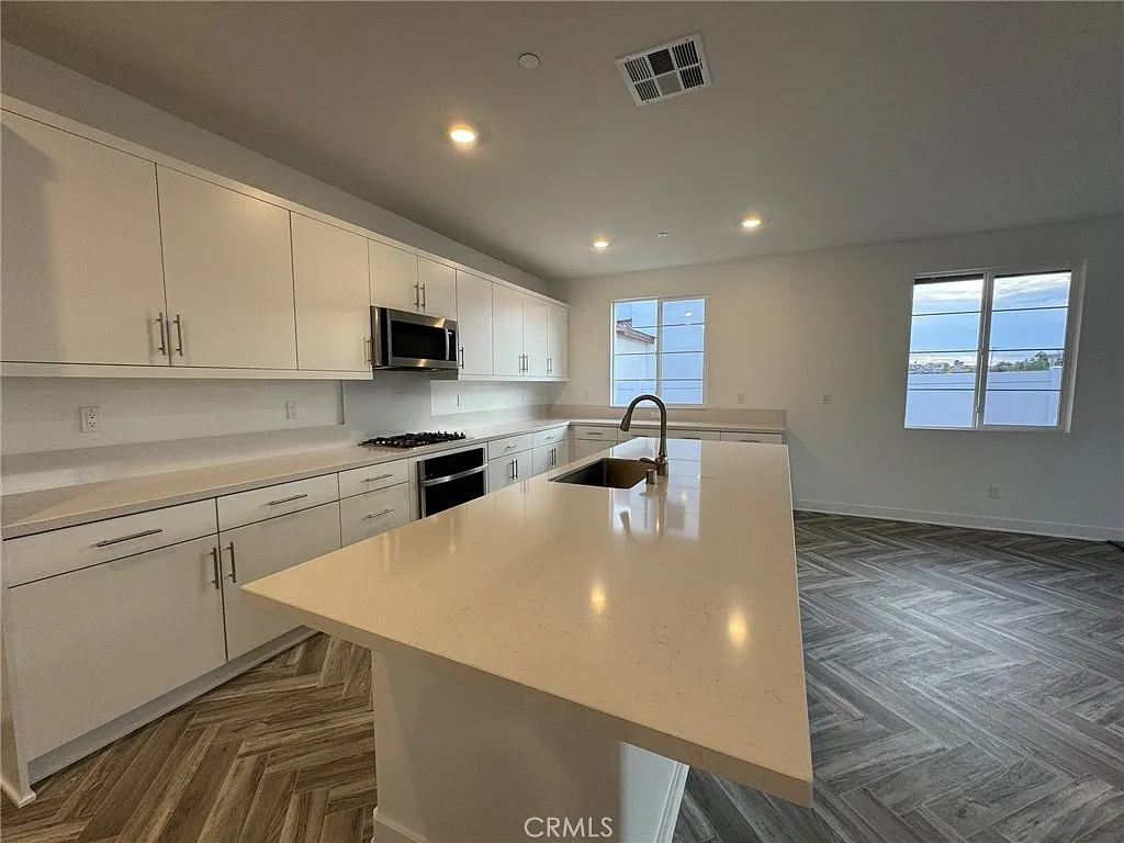 3 bed, 1946 sqft, $3,400 — Photo 2