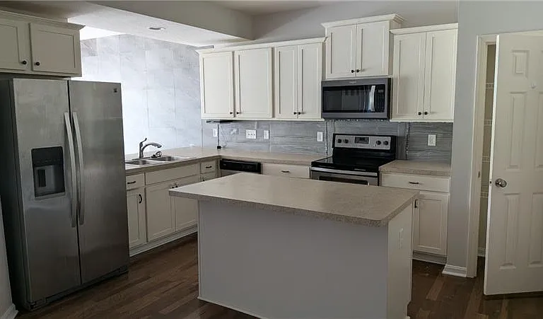 2099 Commons Cir — Photo 2