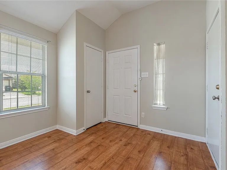 1033 Fallbrook Loop — Photo 4