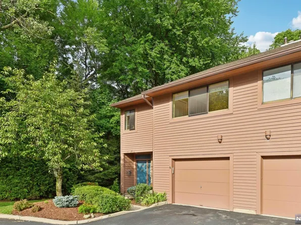 136 Windsor Cir, Township Of Washington, NJ 07676
