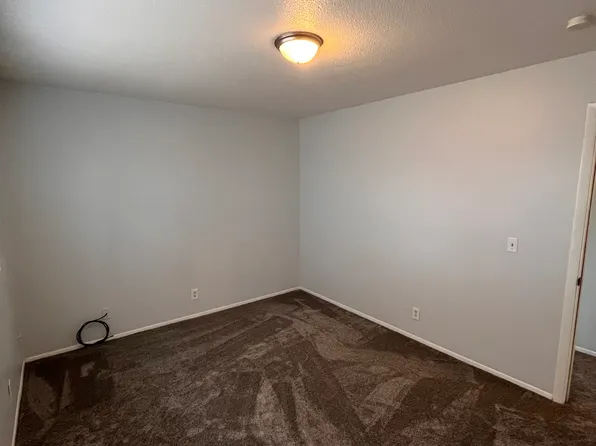 6902 S 32nd Ave, Bellevue, NE 68147