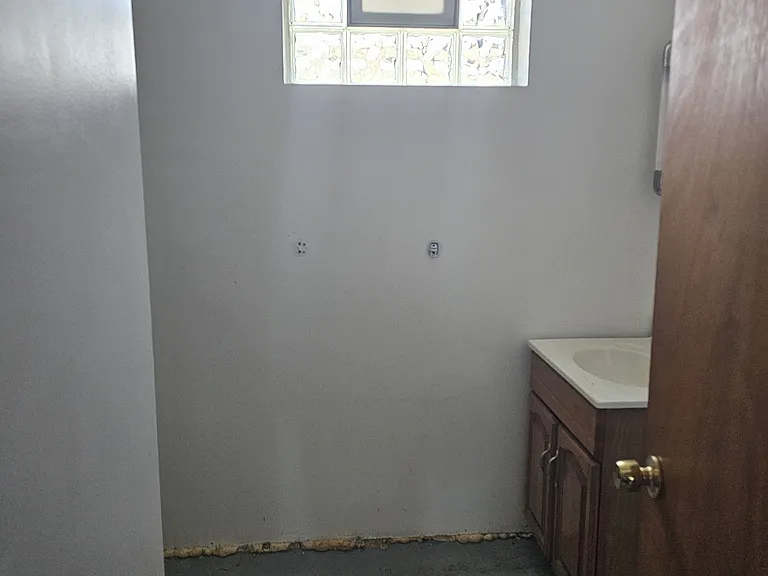 344 1/2 W College St — Photo 7
