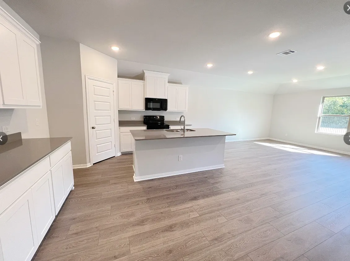4 bed, 2015 sqft, $1,999 — Photo 3