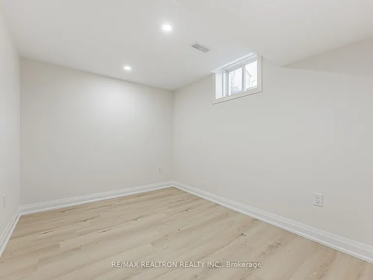 91 McRoberts Cres — Photo 24