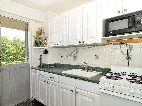 5th image of 385 McLean Ave APT 7A