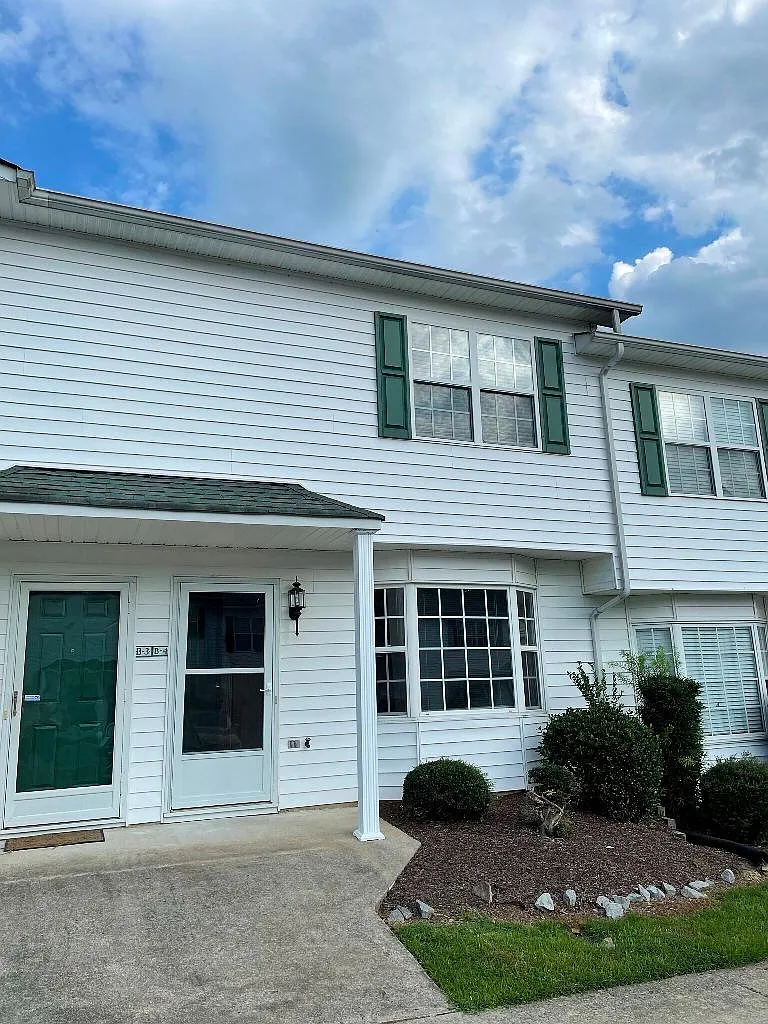 2 bed, 1.5 bath, 1041 sqft, $1,200 — Photo 1