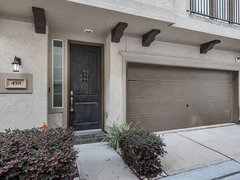 458 N Live Oak St — Photo 3