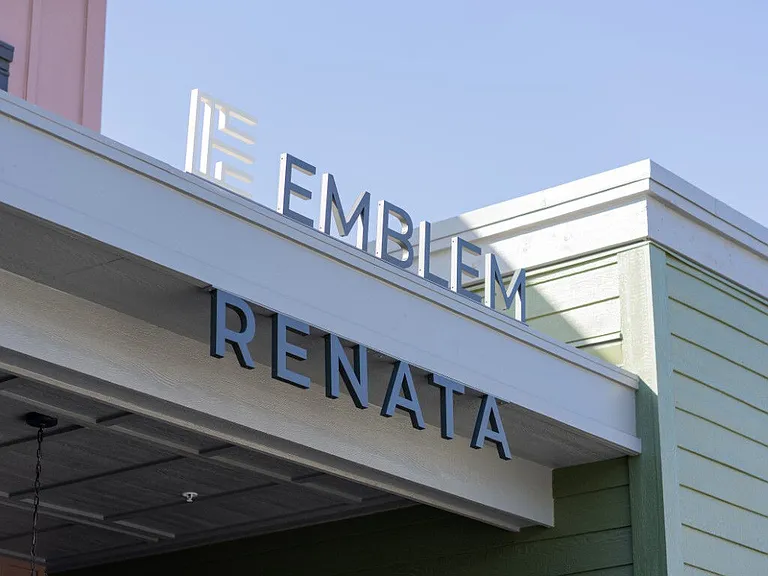 Emblem Renata — Photo 34