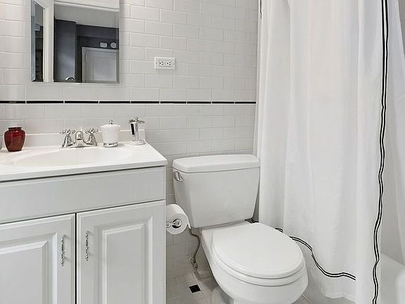 4th image of 325 W 45th St #920