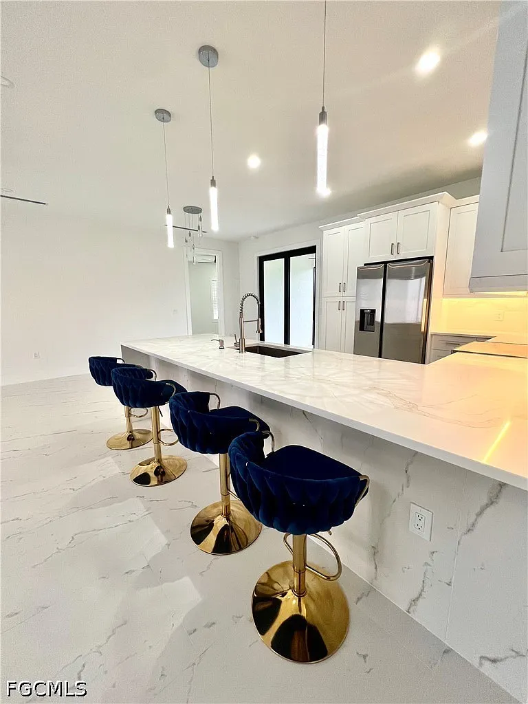 3 bed, 2.0 bath, 1733 sqft, $2,999 — Photo 3