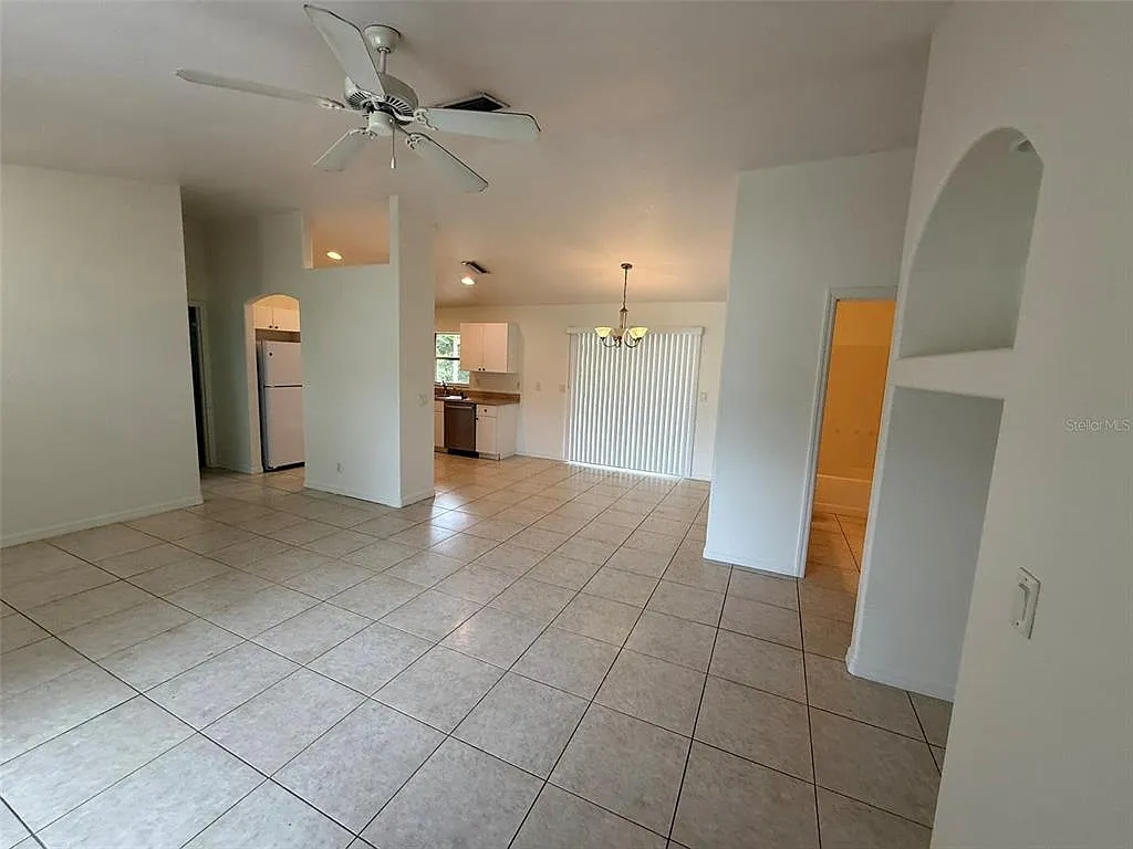 3 bed, 2.0 bath, 1241 sqft, $1,725 — Photo 4
