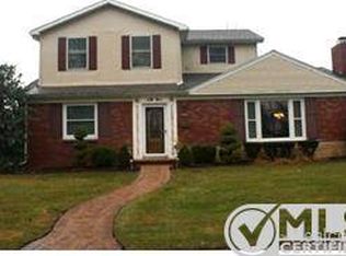 19863 Holiday Rd, Grosse Pointe Woods, MI 48236