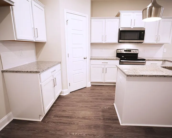 220 Drayton Dr — Photo 8