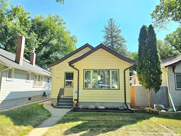 1304 C AVENUE N, Saskatoon, SK S7L 1K8