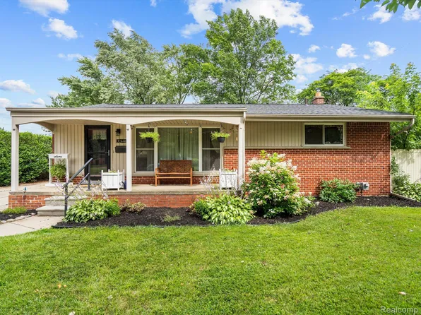 32444 Chalfonte Dr, Warren, MI 48092