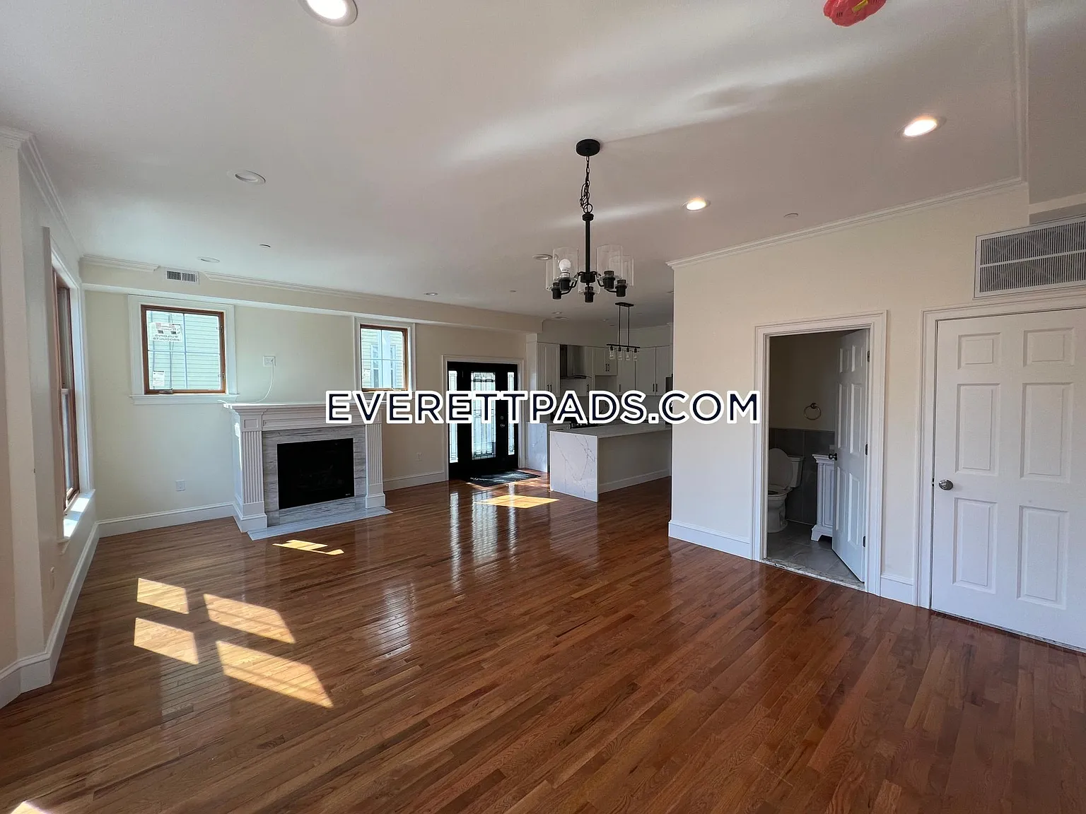 5 bed, 5.5 bath, 9999 sqft, $6,500 — Photo 2