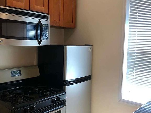 4th image of 433 Rogers Ave #11R