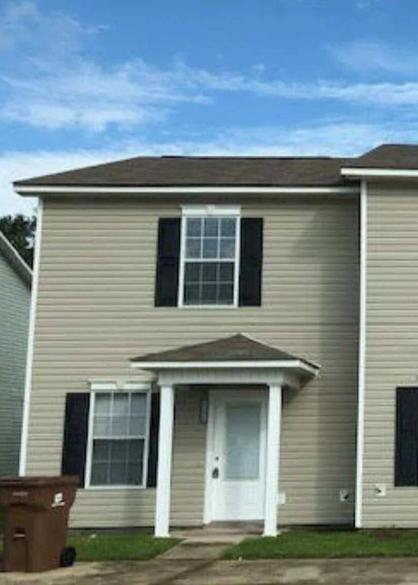 3 bed, 2.0 bath, 1000 sqft, $1,100 — Photo 1