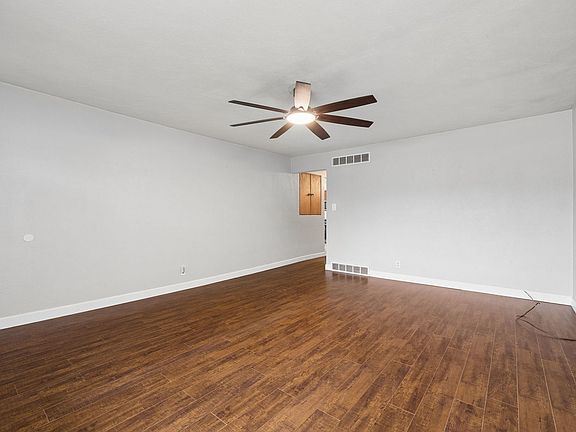 3rd image of 1104 N Prairie Ave
