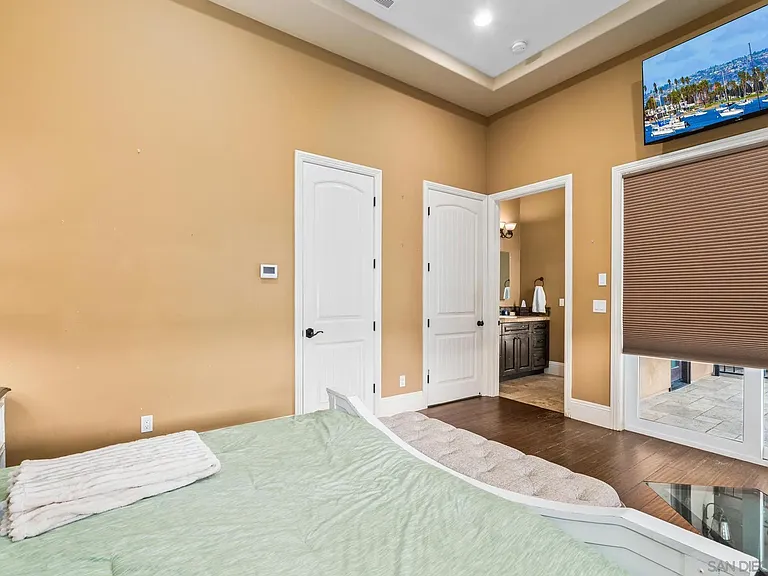 208 Alicia Way — Photo 18